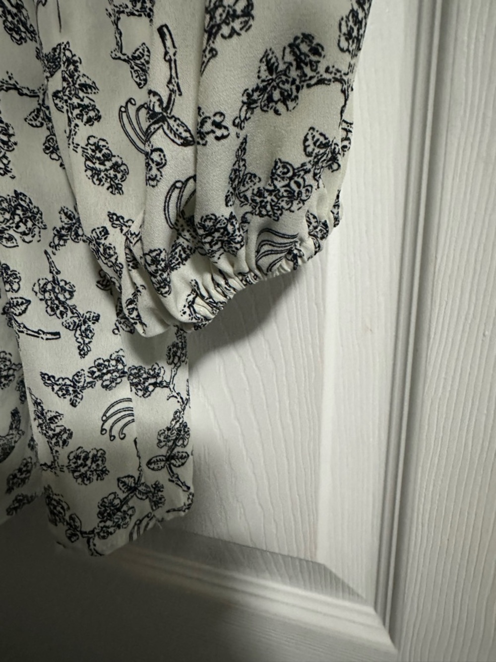 Max Studio Ruffle Sleeve Off-Shoulder Floral Peasant Blouse in Ivory & Black L - Picture 4 of 7